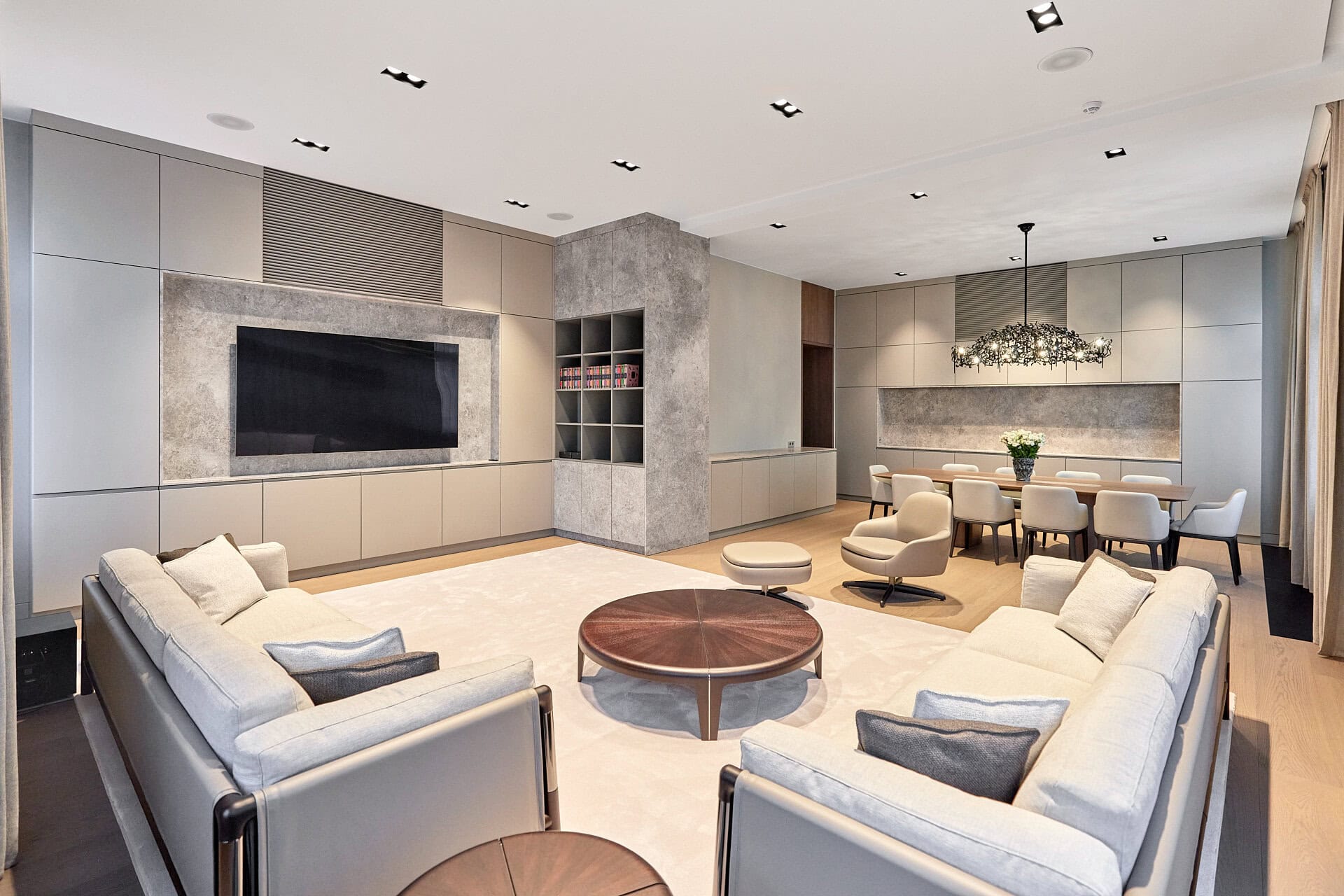 Elegantes Wohnzimmer mit Regal aus Feinsteinzeug.